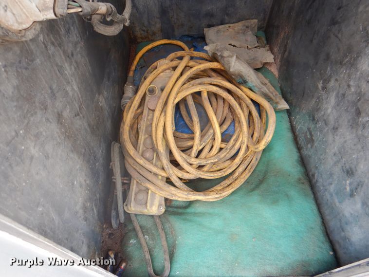 image for item HT9319 2011 International 7600  vacuum truck