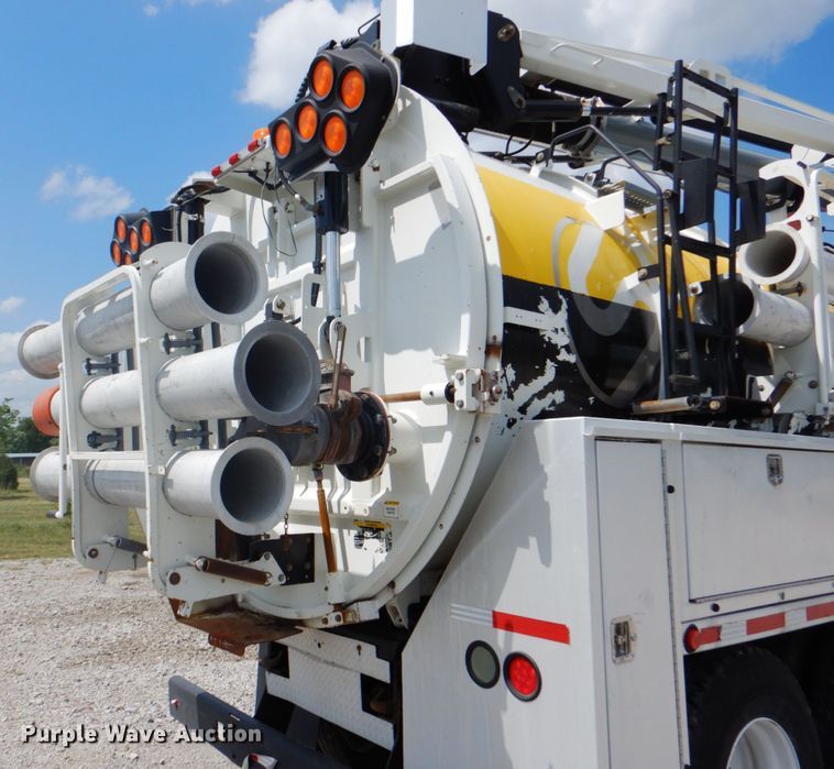 image for item HT9319 2011 International 7600  vacuum truck