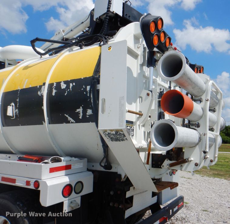 image for item HT9319 2011 International 7600  vacuum truck