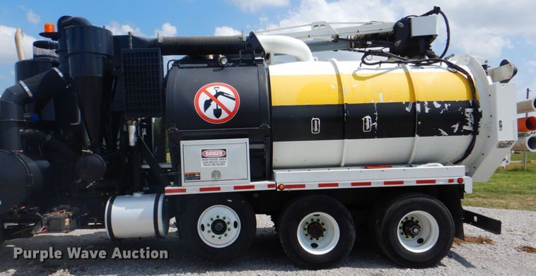 image for item HT9319 2011 International 7600  vacuum truck