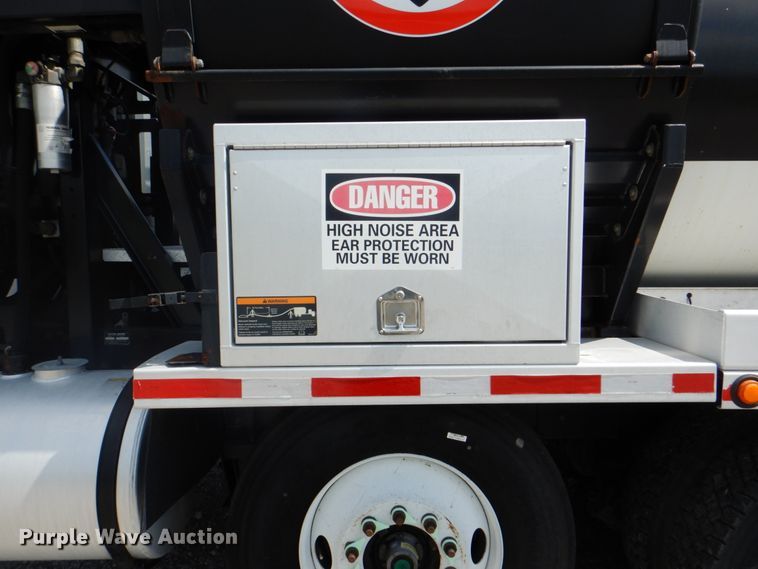 image for item HT9319 2011 International 7600  vacuum truck