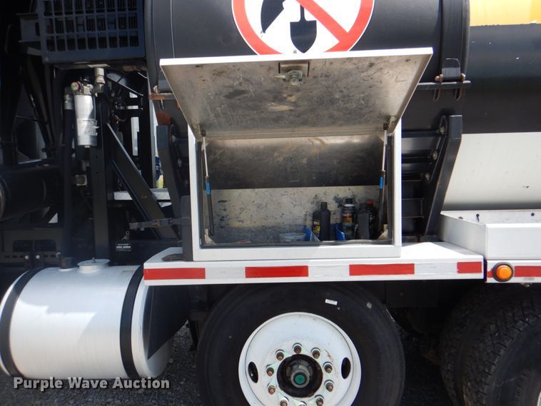 image for item HT9319 2011 International 7600  vacuum truck