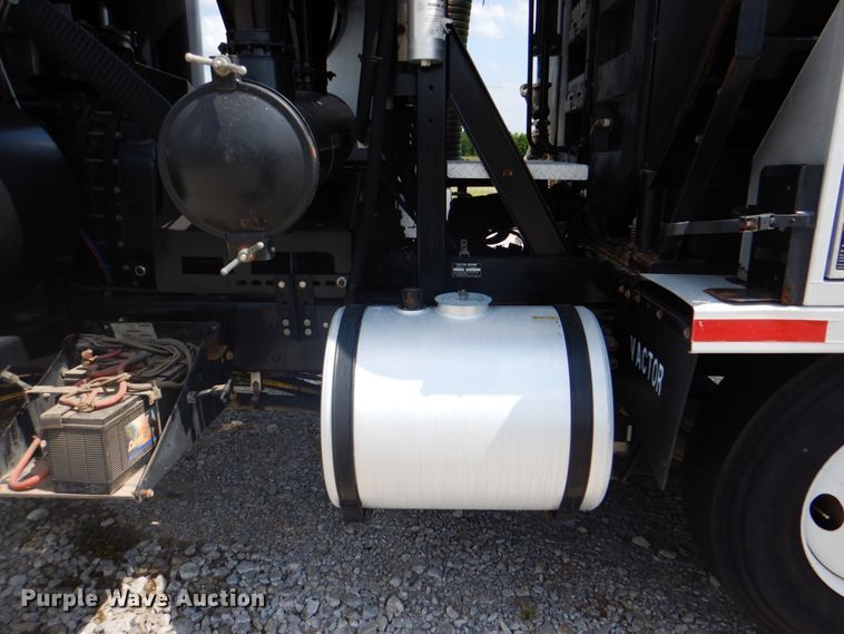 image for item HT9319 2011 International 7600  vacuum truck