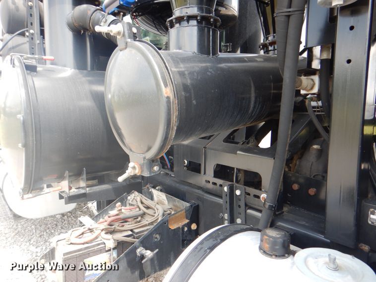 image for item HT9319 2011 International 7600  vacuum truck