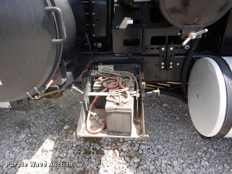 image for item HT9319 2011 International 7600  vacuum truck