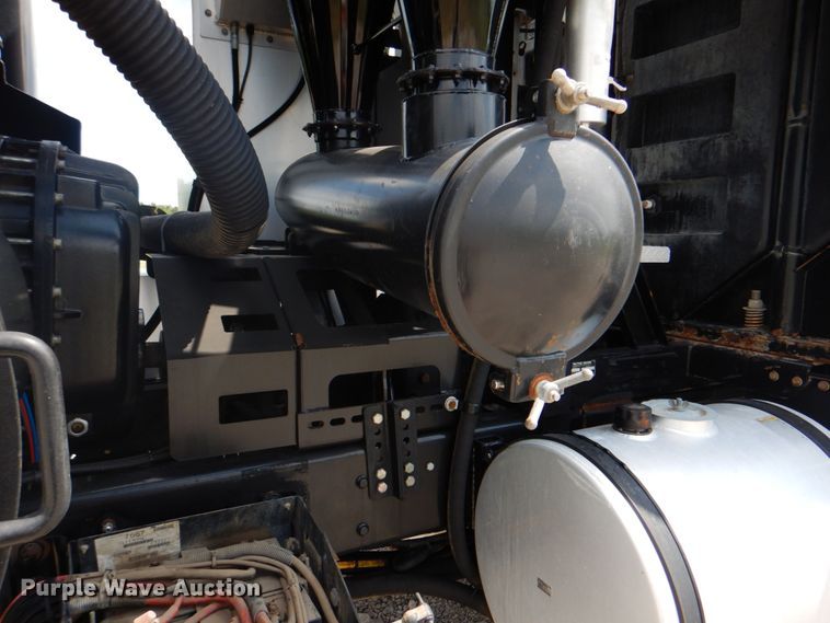 image for item HT9319 2011 International 7600  vacuum truck