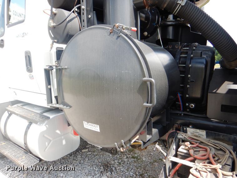image for item HT9319 2011 International 7600  vacuum truck