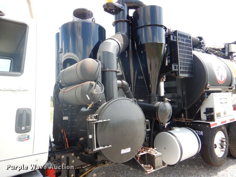 image for item HT9319 2011 International 7600  vacuum truck