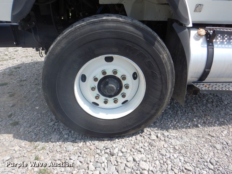 image for item HT9319 2011 International 7600  vacuum truck