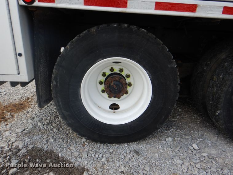 image for item HT9319 2011 International 7600  vacuum truck