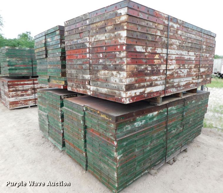image for item HX9394 Approximately 120 concrete wall forms