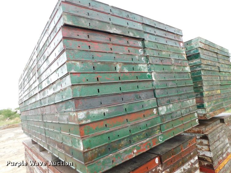 image for item HX9395 Approximately 120 concrete wall forms