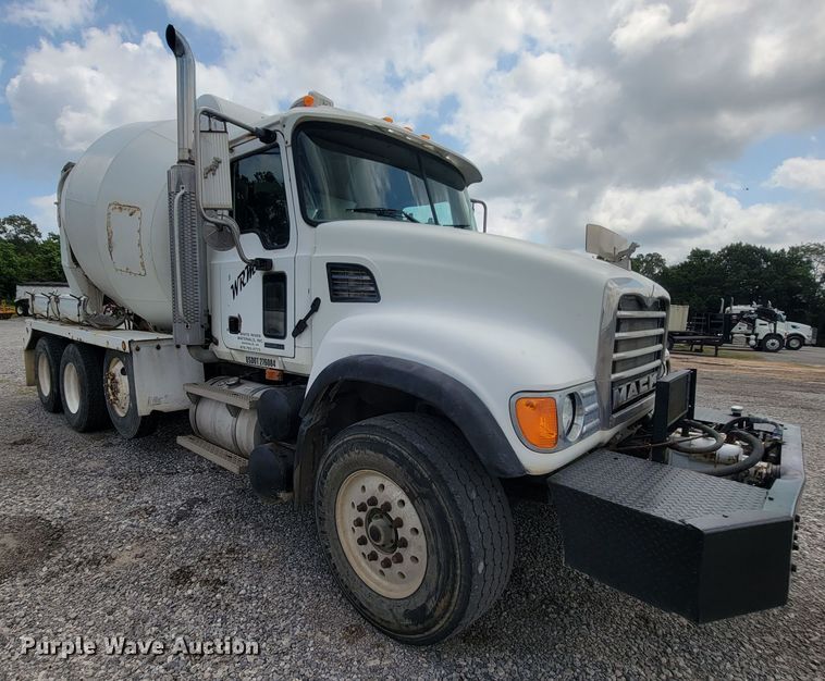 image for item IF9882 2003 Mack CV713  ready mix truck