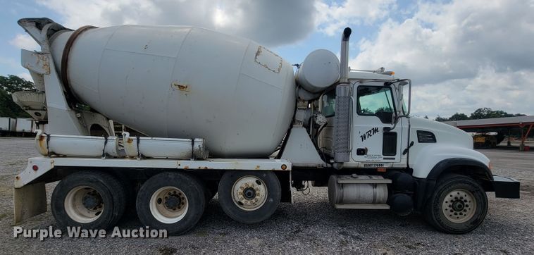 image for item IF9882 2003 Mack CV713  ready mix truck