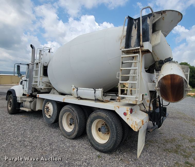 image for item IF9882 2003 Mack CV713  ready mix truck