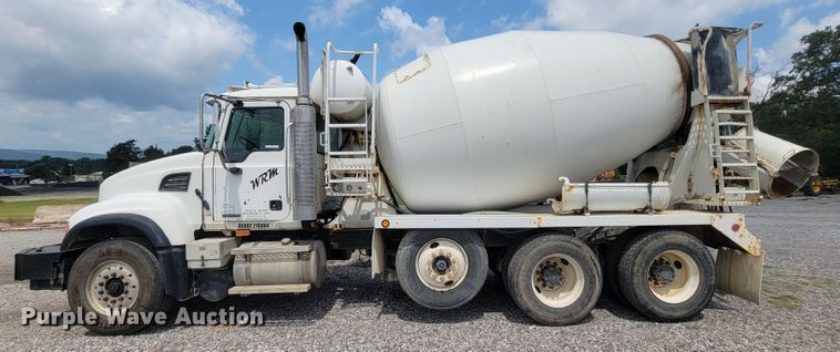 image for item IF9882 2003 Mack CV713  ready mix truck