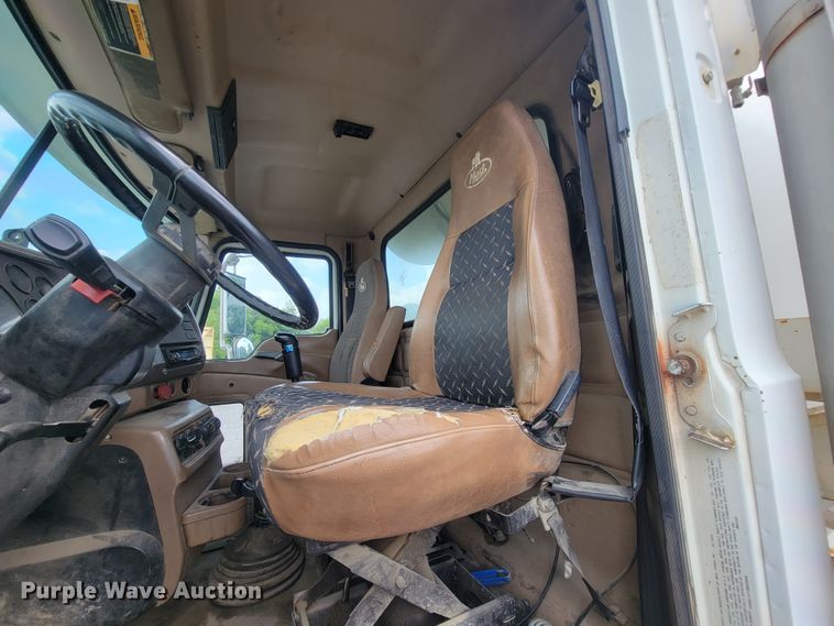 image for item IF9882 2003 Mack CV713  ready mix truck