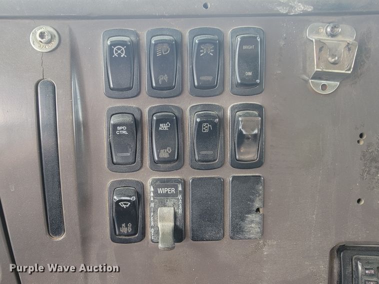 image for item IF9882 2003 Mack CV713  ready mix truck