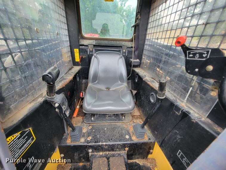 image for item IF9931 1998 New Holland LX885  skid steer loader