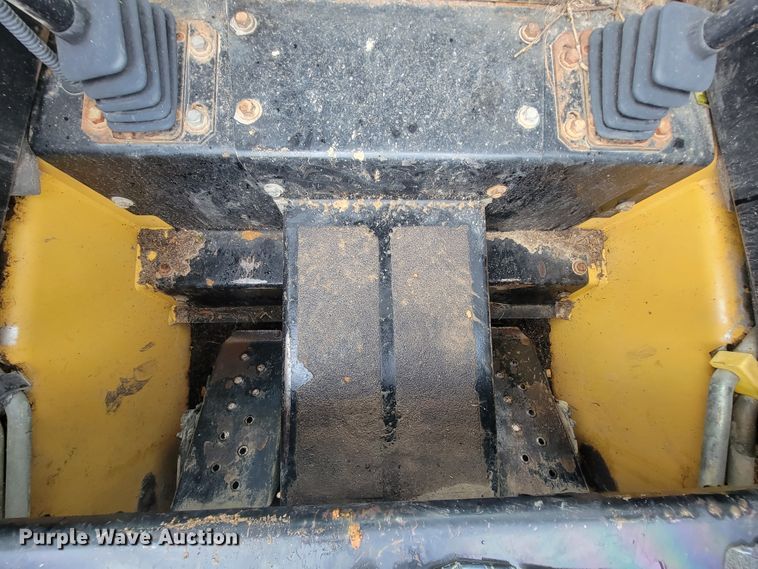 image for item IF9931 1998 New Holland LX885  skid steer loader