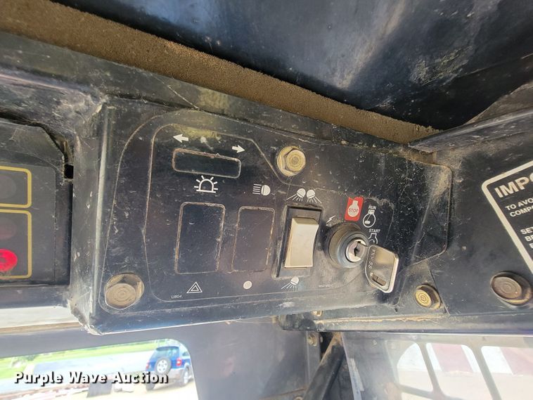 image for item IF9931 1998 New Holland LX885  skid steer loader