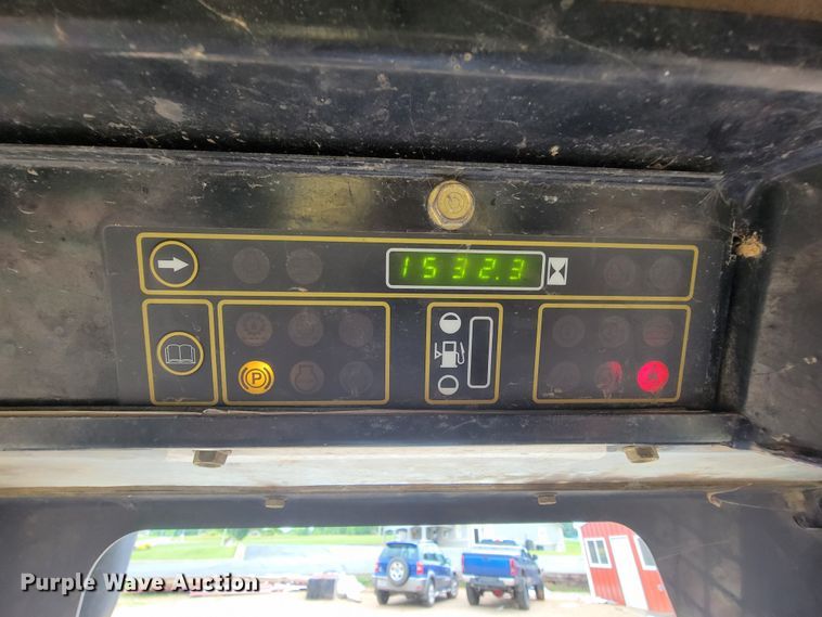 image for item IF9931 1998 New Holland LX885  skid steer loader