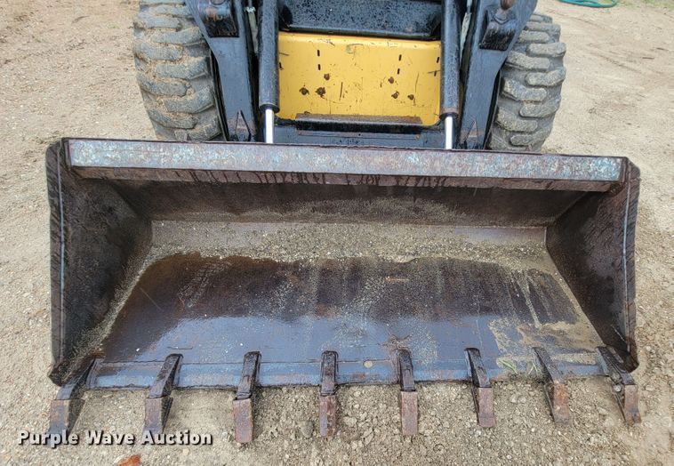 image for item IF9931 1998 New Holland LX885  skid steer loader