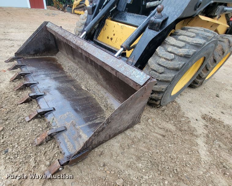 image for item IF9931 1998 New Holland LX885  skid steer loader