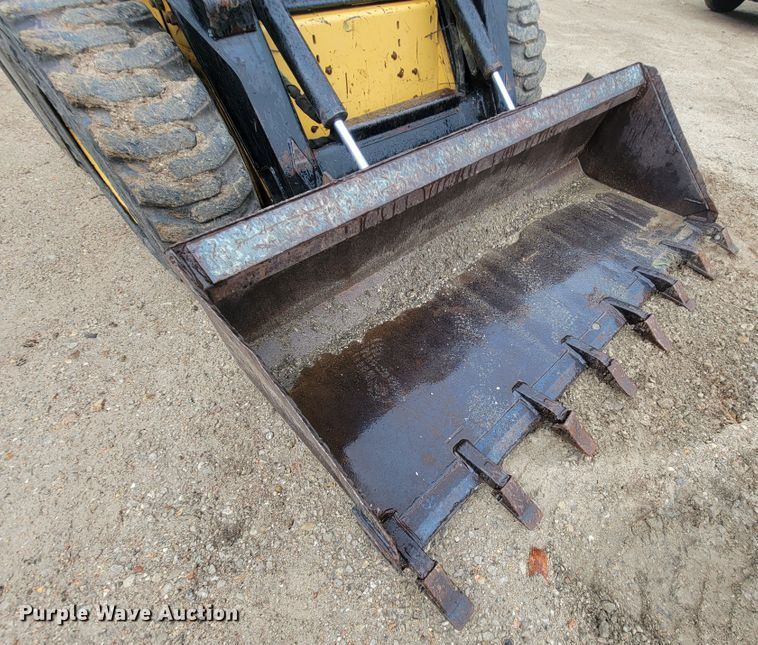 image for item IF9931 1998 New Holland LX885  skid steer loader