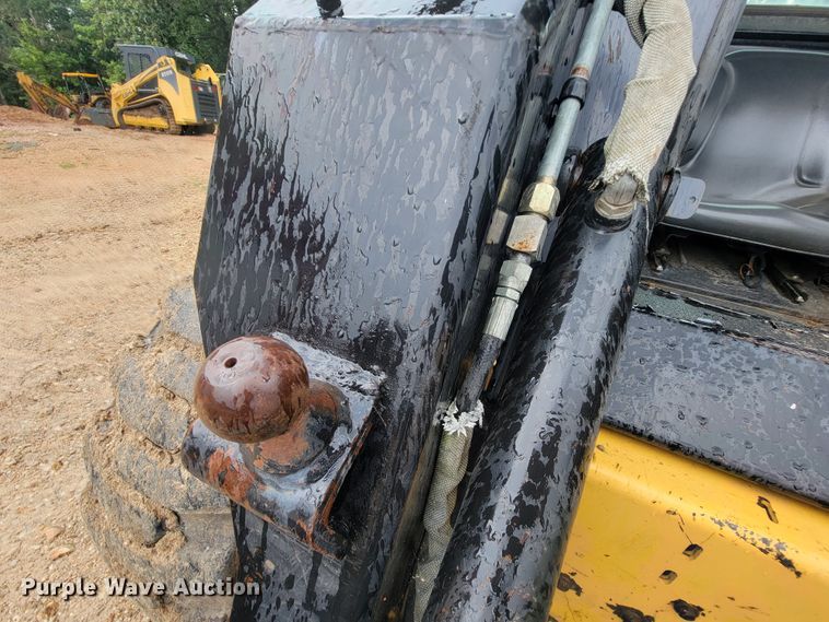 image for item IF9931 1998 New Holland LX885  skid steer loader