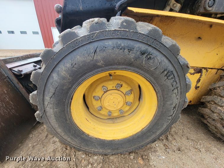image for item IF9931 1998 New Holland LX885  skid steer loader