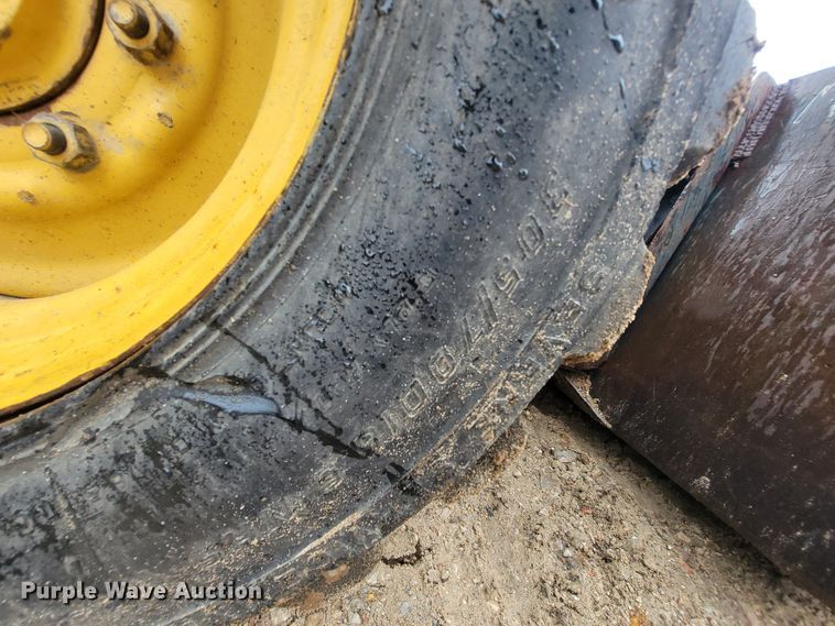 image for item IF9931 1998 New Holland LX885  skid steer loader