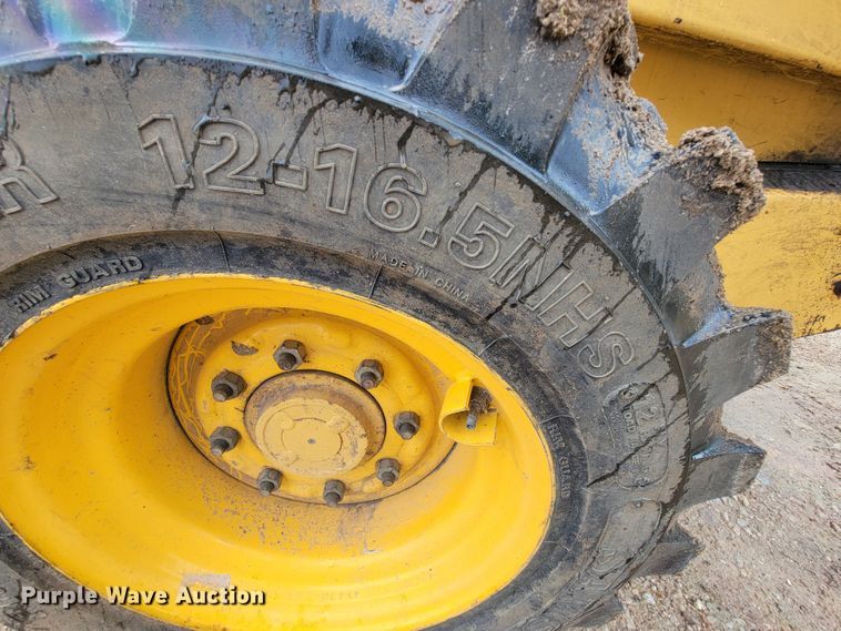 image for item IF9931 1998 New Holland LX885  skid steer loader