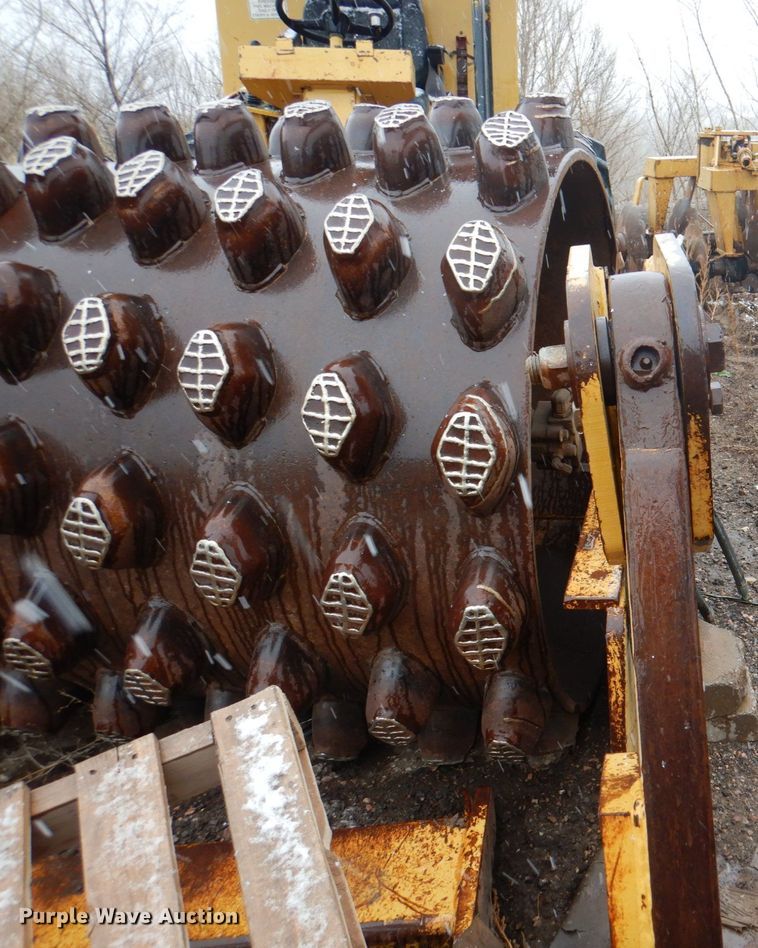 image for item II9901 1989 Caterpillar CP-563  single drum roller