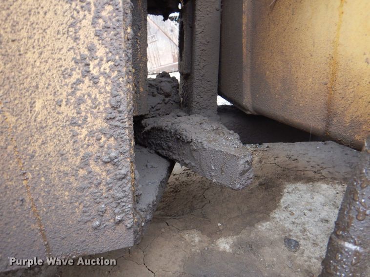 image for item II9901 1989 Caterpillar CP-563  single drum roller