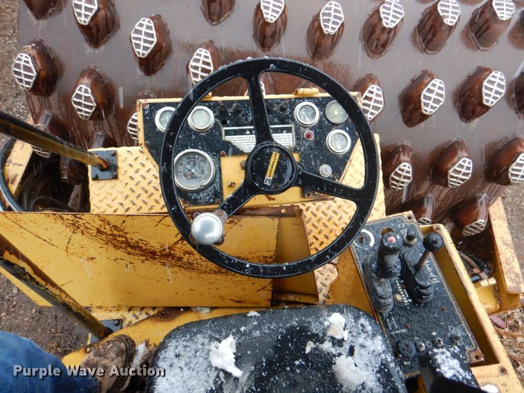 image for item II9901 1989 Caterpillar CP-563  single drum roller