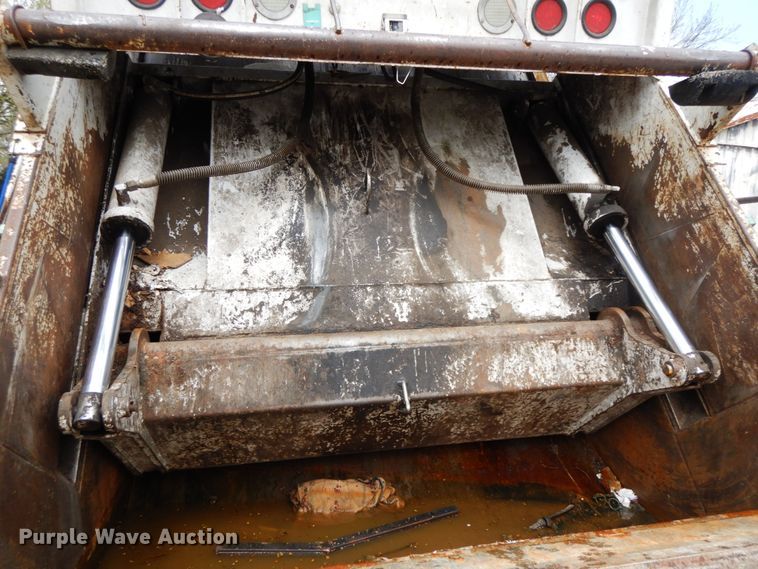 image for item IL9273 2012 Freightliner Business Class M2  refuse truck