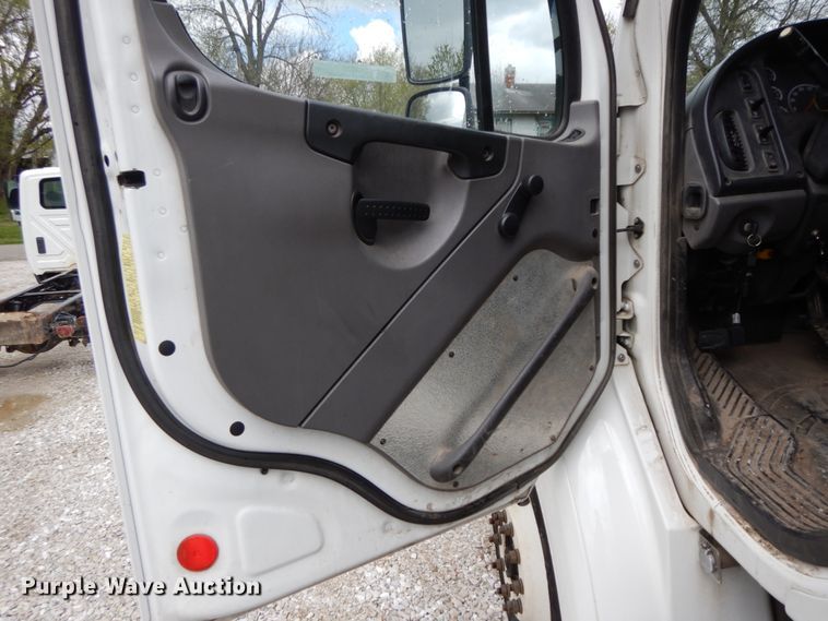 image for item IL9273 2012 Freightliner Business Class M2  refuse truck