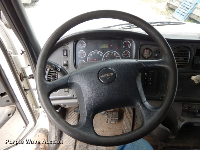 image for item IL9273 2012 Freightliner Business Class M2  refuse truck