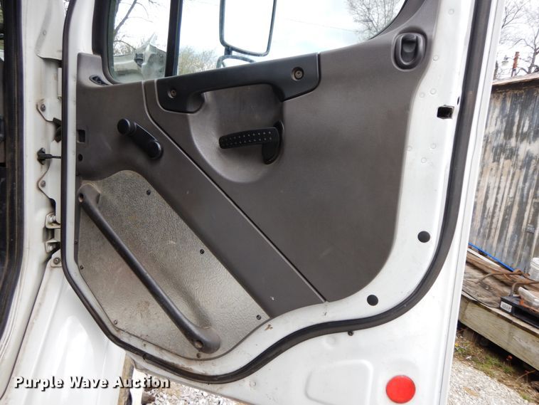 image for item IL9273 2012 Freightliner Business Class M2  refuse truck