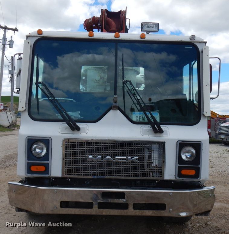 image for item IL9819 1999 Mack MR688S  concrete pump truck