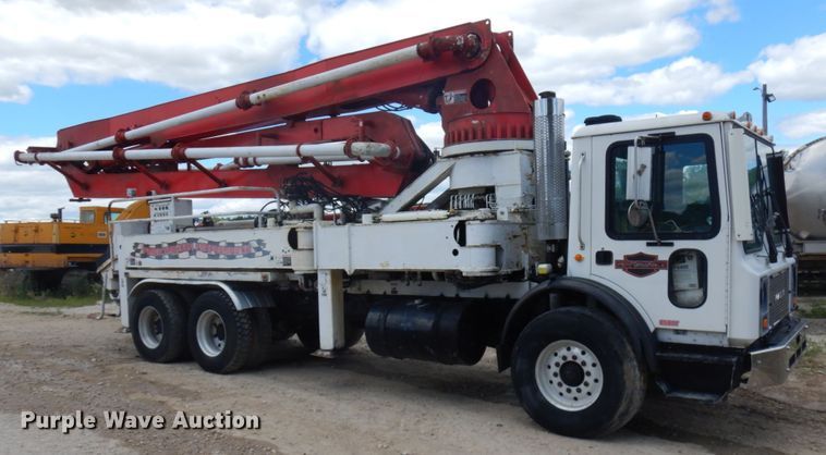 image for item IL9819 1999 Mack MR688S  concrete pump truck