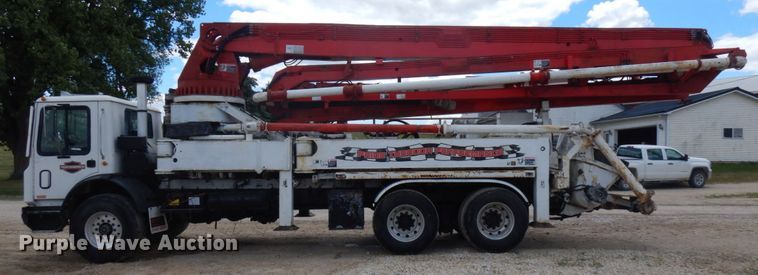 image for item IL9819 1999 Mack MR688S  concrete pump truck