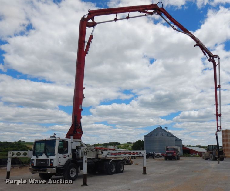image for item IL9819 1999 Mack MR688S  concrete pump truck
