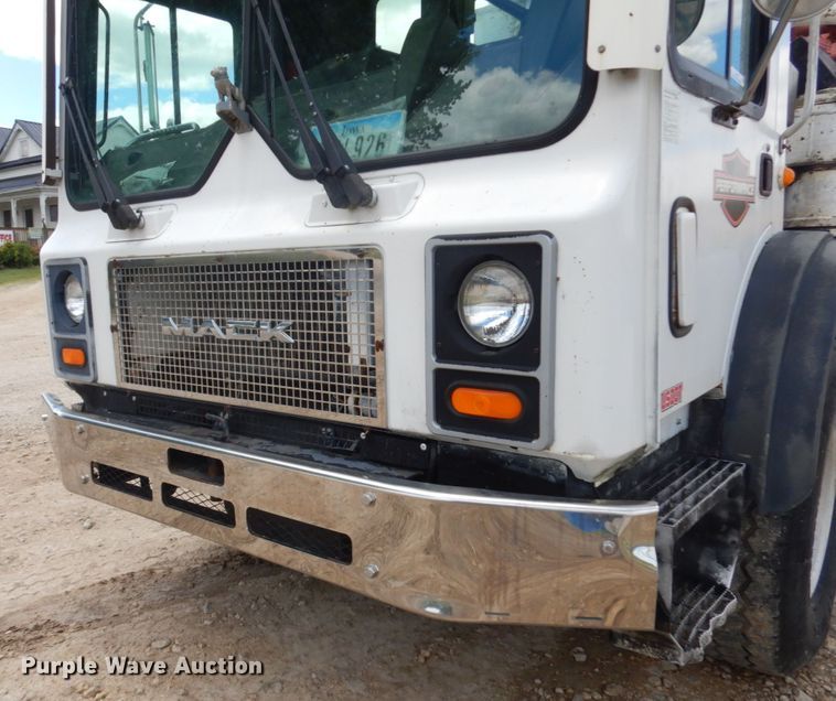 image for item IL9819 1999 Mack MR688S  concrete pump truck