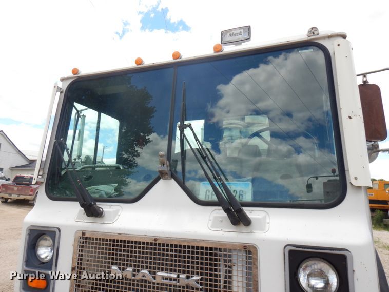 image for item IL9819 1999 Mack MR688S  concrete pump truck