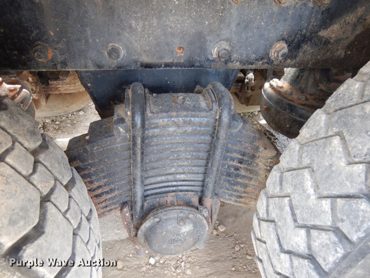 image for item IL9819 1999 Mack MR688S  concrete pump truck