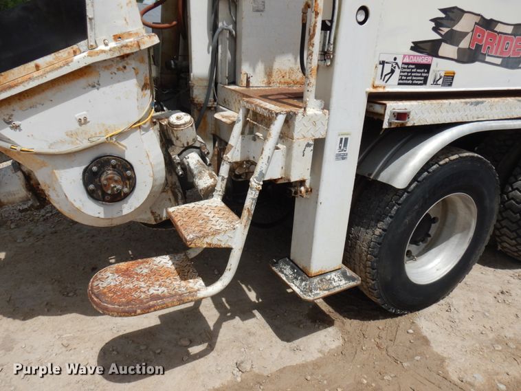 image for item IL9819 1999 Mack MR688S  concrete pump truck