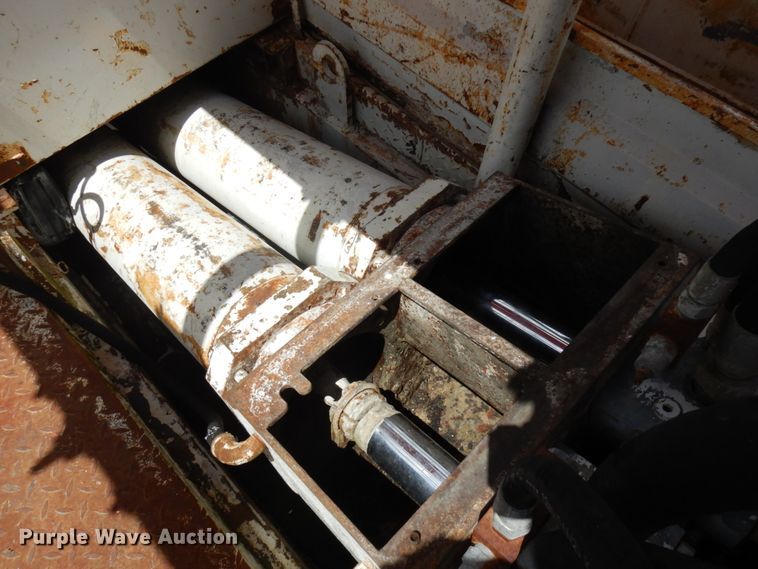 image for item IL9819 1999 Mack MR688S  concrete pump truck