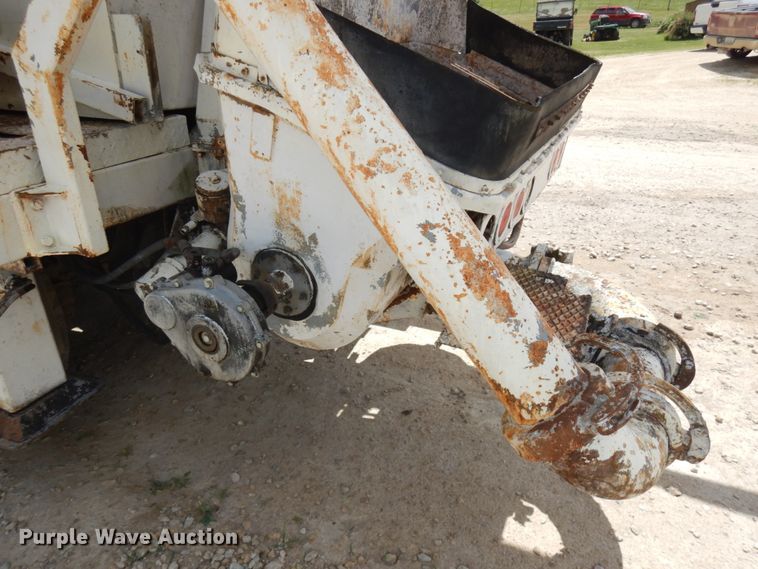 image for item IL9819 1999 Mack MR688S  concrete pump truck